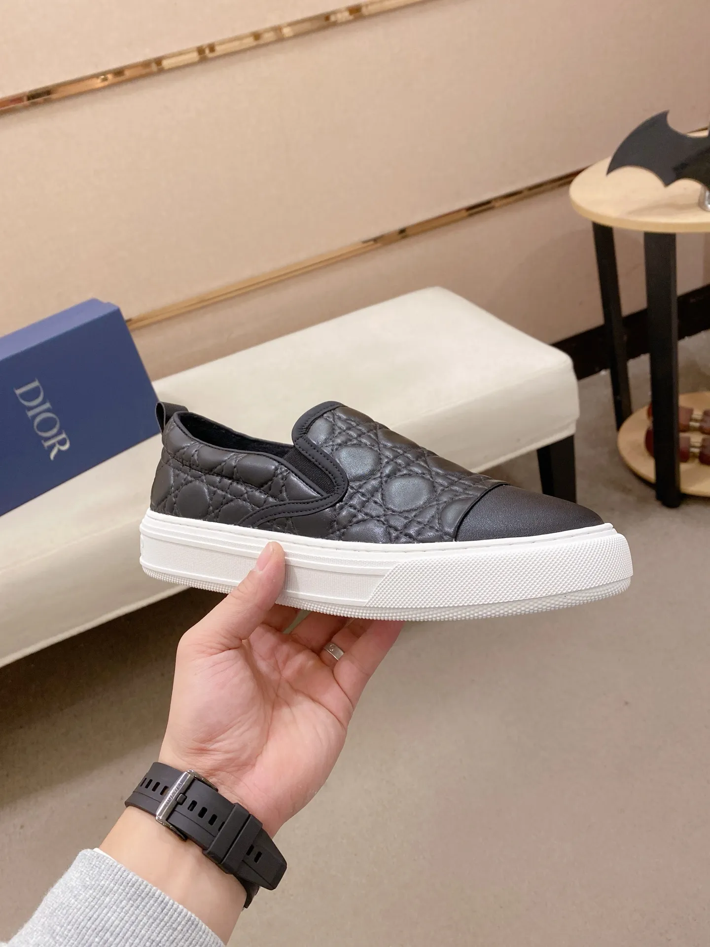 Factory price: 380💰 (leather lining * velvet lining optional) [Dior·Dio*] new casual sports style men's shoes, brand new design, perfect workmanship, slip-on lazy style to create cabinet quality, upper: imported first-layer cowhide, sheepskin lining is soft and comfortable, ultra-light rubber wear-resistant outsole, simple, versatile men's shoes, size: 39-44. Can be customized.45.46.47